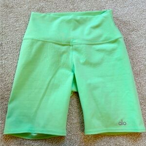 Alo 7" HIGH-WAIST BIKER SHORT 
Ultramint / XS